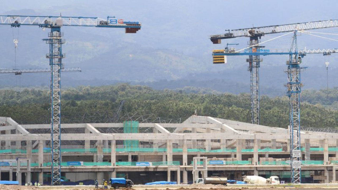 Alat berat beroperasi di proyek pembangunan Bandara Dhoho di Kediri, Jawa Timur, Senin (6/3/2023). ANTARA FOTO/Prasetia Fauzani/hp