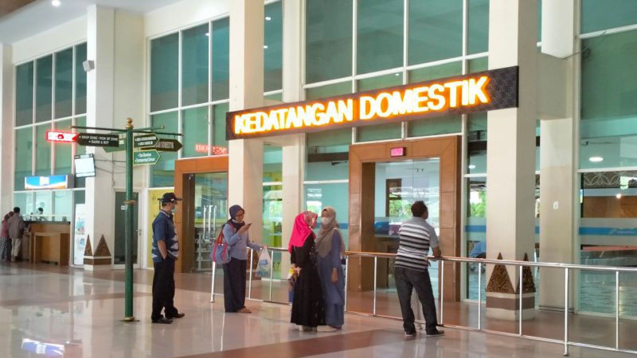 Beberapa orang sedang menunggu kedatangan penumpang di kedatangan domestik Bandara Adi Soemarmo Solo di Boyolali, Jumat (14/4/2023). ANTARA/Aris Wasita
