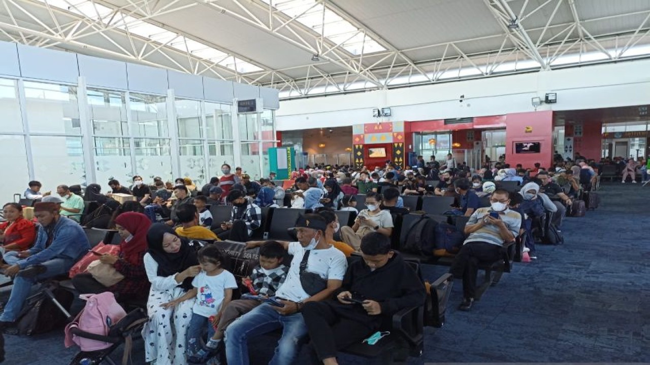 Calon penumpang angkutan udara di Bandara Depati Amir Pangkalpinang padati ruang tunggu keberangkatan. (Antara)