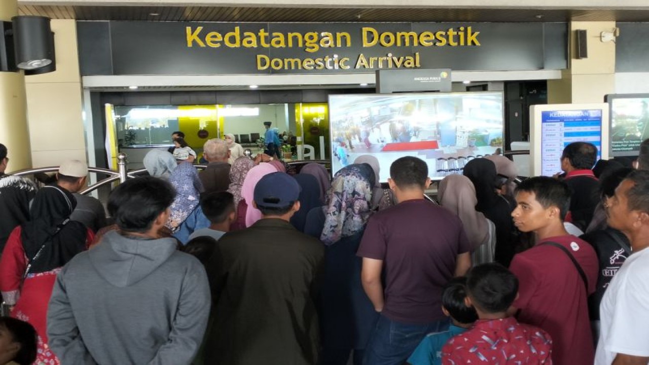 Masyarakat menunggu kedatangan kerabat (pemudik) di pintu kedatangan Bandara Internasional Minangkabau di Padang Pariaman, Rabu (19/4/2023). ANTARA/Muhammad Zulfikar.