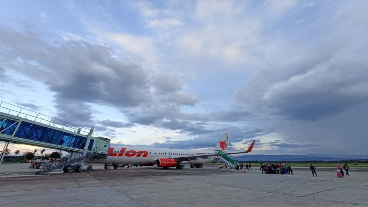 Sejumlah penumpang pesawat berada di Bandara Djalaludin di Kabupaten Gorontalo, Gorontalo. ANTARA/Adiwinata Solihin
