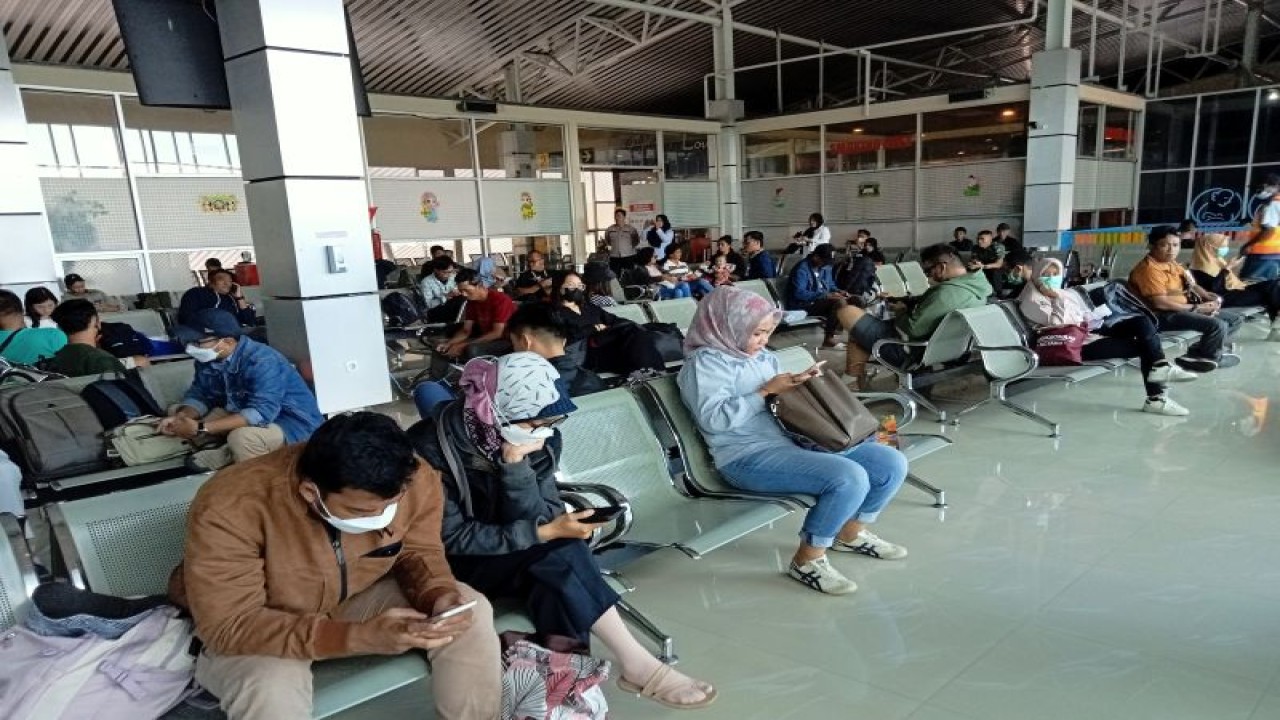 Penumpang sedang menunggu jadwal keberangkatan pesawat di ruang tunggu Bandara Rendani Manokwari, Papua Barat, Selasa. (ANTARA/Fransiskus Salu Weking)