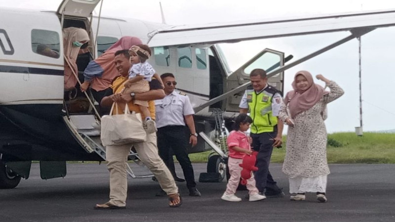 Sejumlah penumpang turun dari pesawat Susi Air di Bandara Notohadinegoro Jember pada puncak arus balik Lebaran pada Selasa (25/4/2023) (ANTARA/HO-UPT Bandara Notohadinegoro)