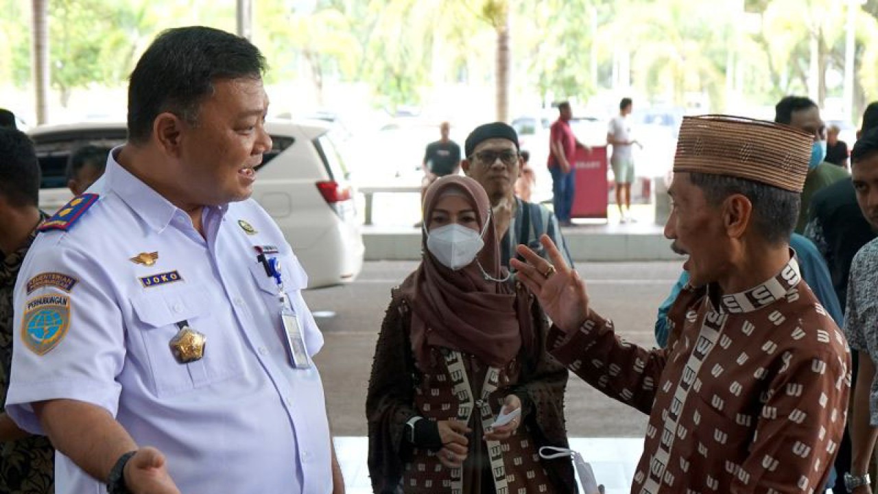 Kepala Bandara Djalaludin Joko Harjani (kiri) berbincang dengan Bupati Gorontalo Nelson Pomalingo (kanan), di Bandara Djalaludin di Kabupaten Gorontalo, Gorontalo, Selasa (25/4/2023). ANTARA/Adiwinata Solihin