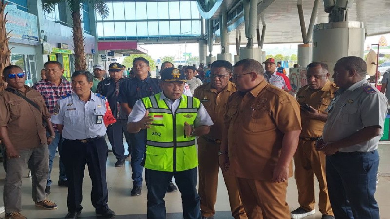 Kepala Bandar Udara Deo Sorong tengah melaporkan kesiapan arus mudik Idul Fitri 1444 H di hadapan Penjabat Guebernur Papua Barat Daya dan Forkopimda saat turlap ke bandara, Selasa (18/4) (ANTARA/Yuvensius Lasa Banafanu)