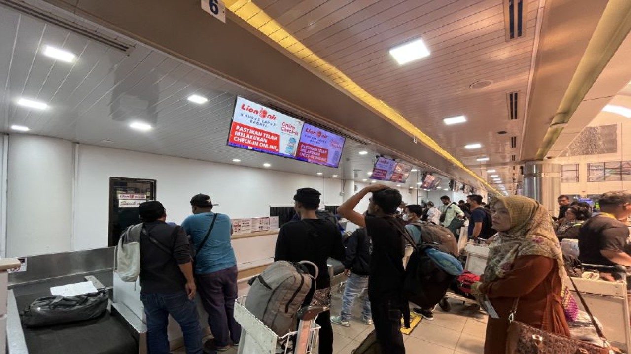 Sejumlah penumpang di Bandara Hang Nadim Batam, Provinsi Kepri, saat melakukan proses check in, Senin (10/4/2023) (FOTO ANTARA/Jessica)