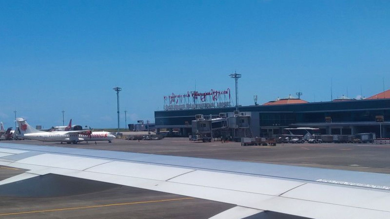 Arsip foto - Sejumlah pesawat parkir di apron Terminal Domestik Bandara Internasional I Gusti Ngurah Rai, Kabupaten Badung, Bali, Minggu (12/3/2023) ANTARA/Dewa Ketut Sudiarta Wiguna