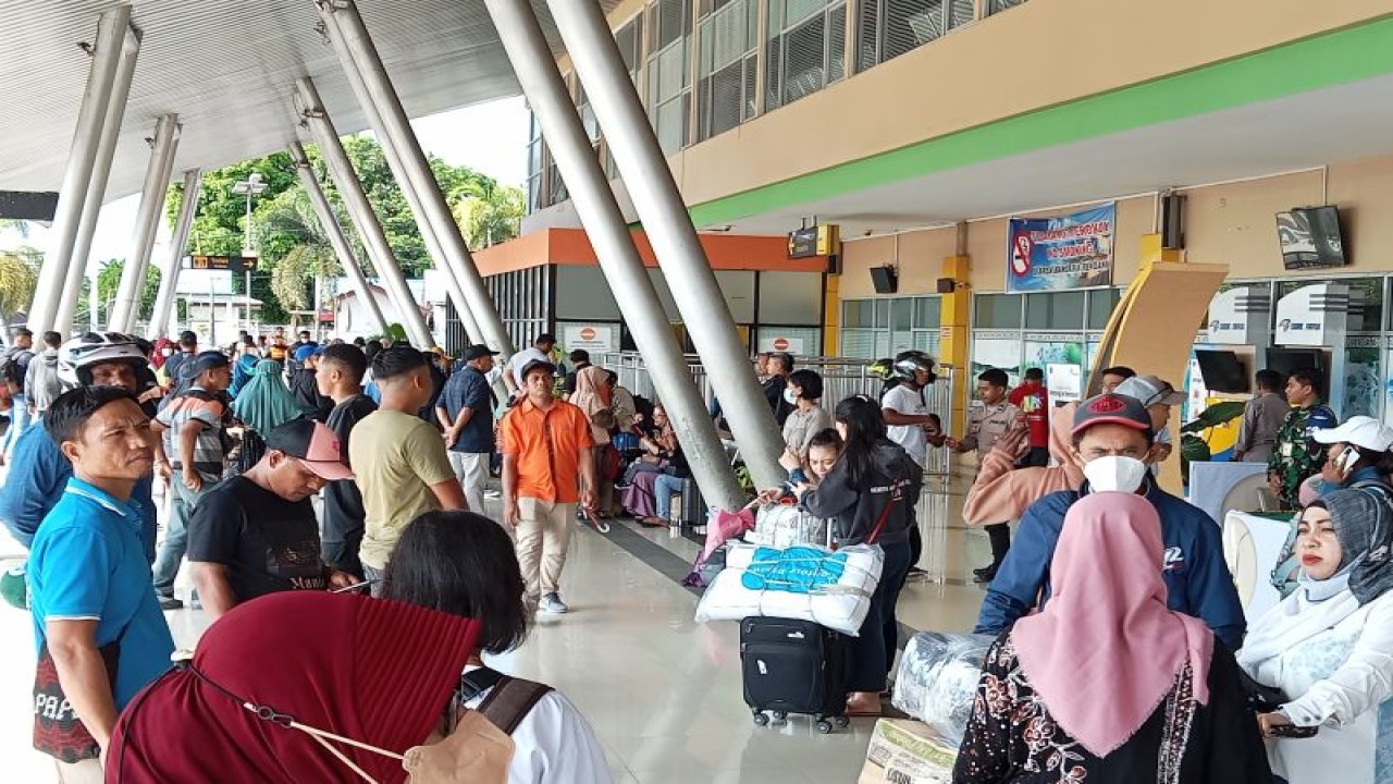Situasi Bandara Rendani Manokwari, Papua Barat, dipadati penumpang yang akan berangkat ke sejumlah daerah di Indonesia, Rabu pagi. (ANTARA/Fransiskus Salu Weking)