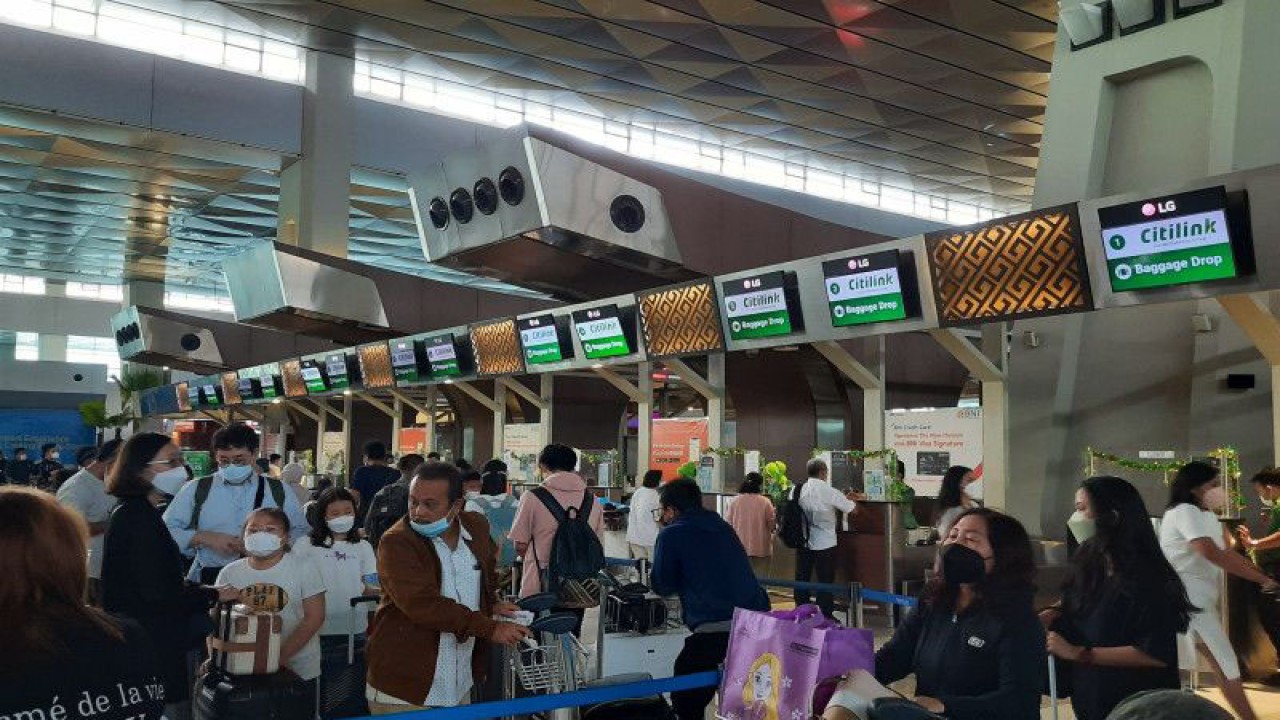 Sejumlah penumpang penerbangan saat mengantre di loket tiket di Terminal 3 Bandara Soetta, Tangerang. (Azmi)