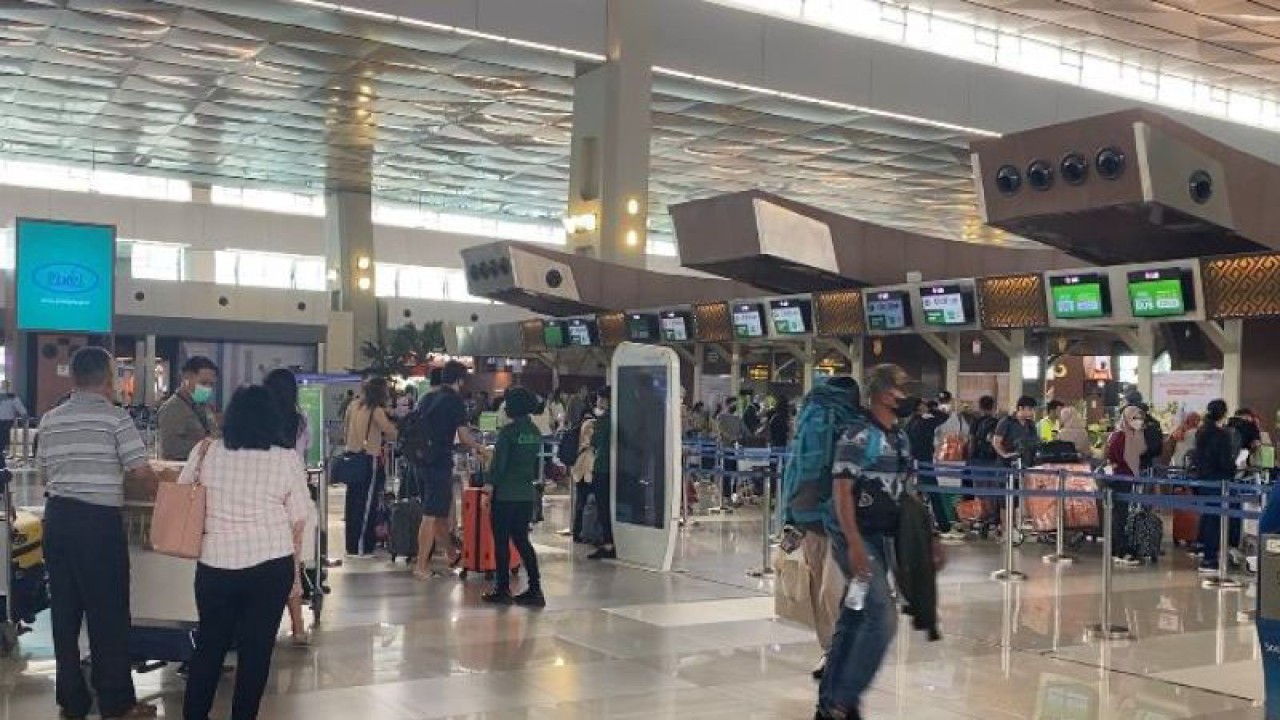 Suasana Terminal 3 Bandara Internasional Soekarno Hatta, Tangerang, Banten, Rabu (19/4). (ANTARA/Pamela Sakina)