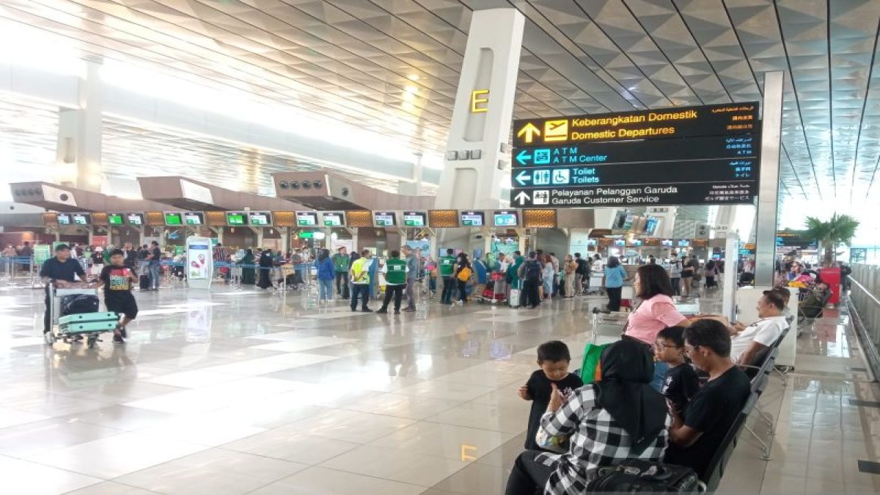 Para penumpang di terminal keberangkatan Bandar Udara Internasional Soekarno-Hatta (Soetta) di Tangerang, Banten, Selasa. (ANTARA/ Muhammad Heriyanto)