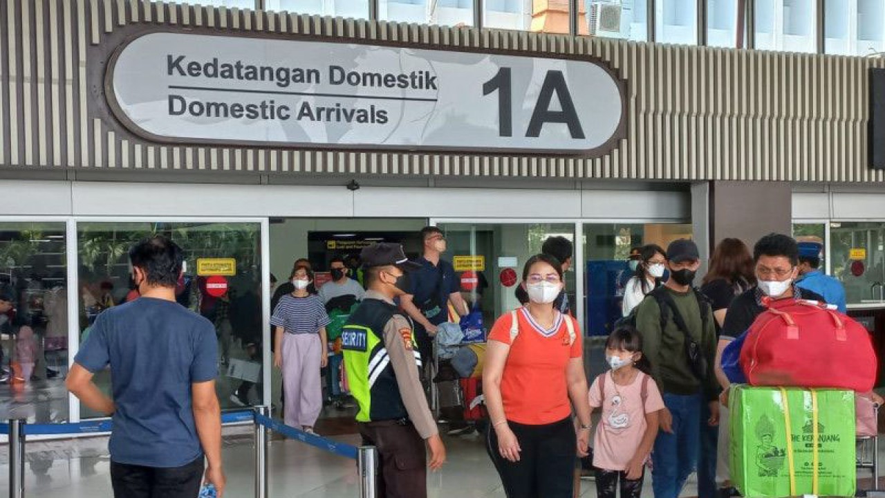 Suasana terminal kedatangan Bandara Internasional Soekarno-Hatta di Tangerang, Kamis (27/4/2023). (ANTARA/Cindy Frishanti)