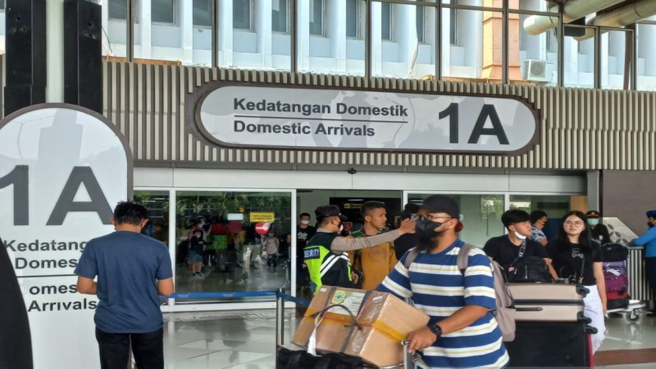 Suasana terminal kedatangan Bandara Internasional Soekarno-Hatta di Tangerang, Banten, Kamis (27/4/2023). ANTARA/Cindy Frishanti.