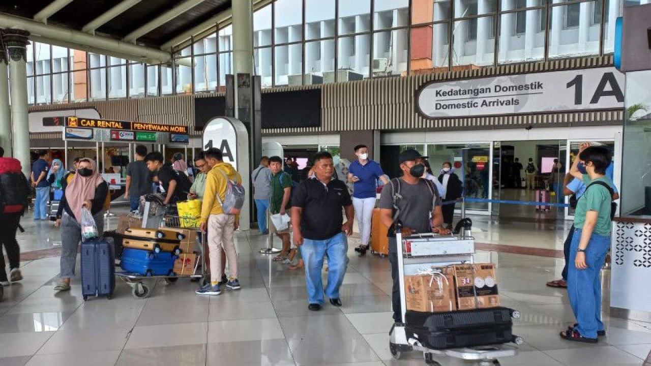 Suasana di terminal kedatangan 1A Bandara Internasional Soekarno-Hatta di Tangerang, Banten, Jumat (28/4/2023). ANTARA/Cindy Frishanti.