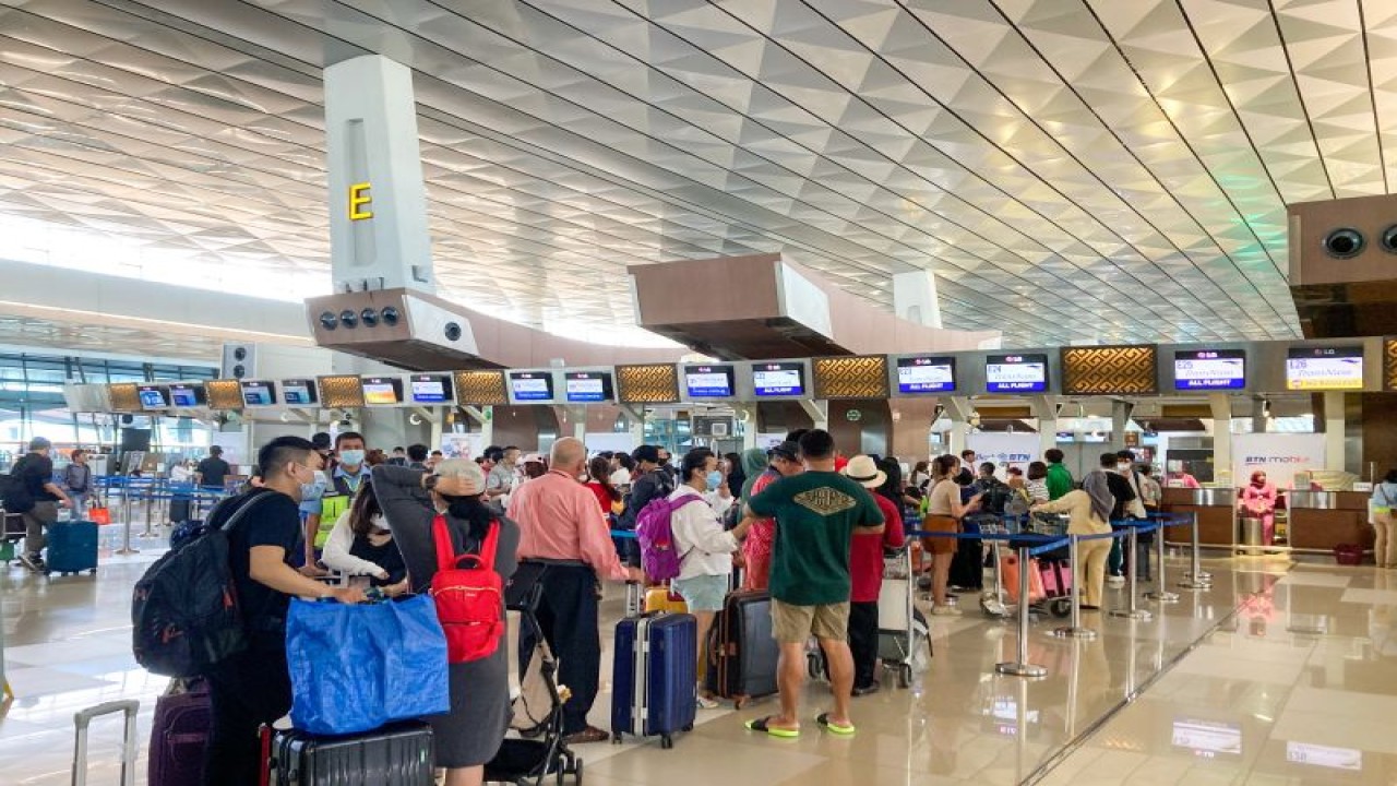 Antrean penumpang yang sedang melakukan lapor masuk (check in) di Terminal 3 Bandara Soekarno-Hatta, Tangerang, Senin (17/4/2023). (ANTARA/Imamatul Silfia)