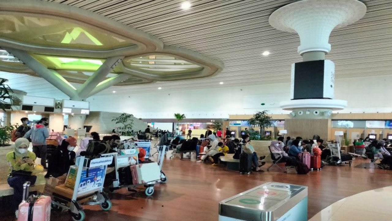 Kondisi penumpang di Bandara Internasional Yogyakarta, Kabupaten Kulon Progo. (ANTARA/Sutarmi)