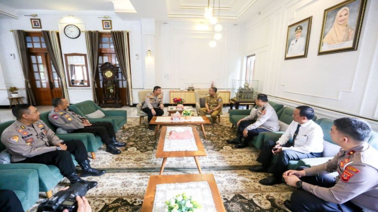 Wali Kota Bandung Yana Mulyana menerima kunjungan silaturahmi Kapolrestabes Bandung Kombes Pol Budi Sartono beserta jajaran di Pendopo Balai Kota Bandung, Senin (10/4/2023). (ANTARA/Istimewa)
