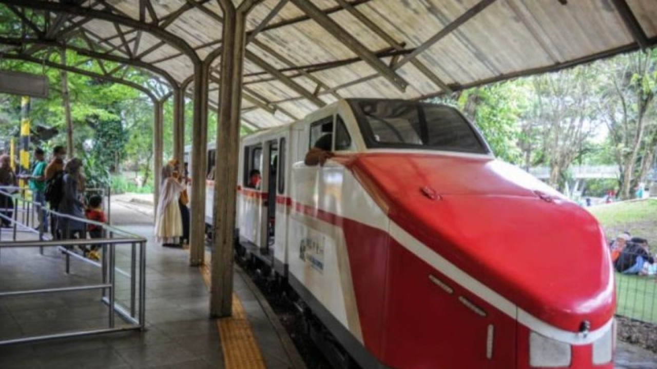 Wisatawan menaiki wahana kereta api di Taman Lalu Lintas, Bandung, Jawa Barat, Kamis (29/12/2022). Pengelola Taman Lalu Lintas Bandung mencatat, selama libur Natal dan Tahun Baru 2023 rata-rata wisatawan yang mengunjungi Taman Lalu Lintas sebanyak 1.500 orang perhari atau naik 15 persen dari hari biasanya. (ANTARA FOTO/Raisan Al Farisi/agr)