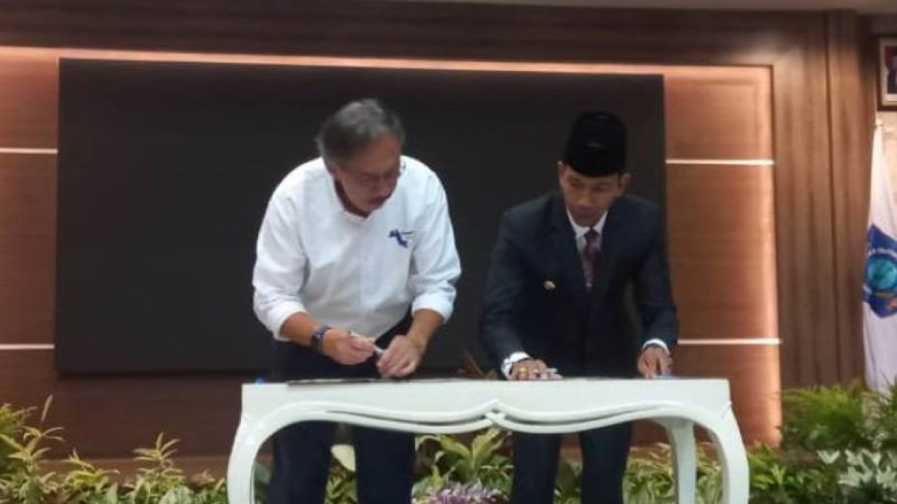 Penjabat Gubernur Kepulauan Bangka Belitung periode 2022 - 2023 Ridwan Djamaluddin menandatangani serah terima memori jabatan Pj Gubernur Kepulauan Babel periode 2023 - 2024 Suganda Pandapotan Pasaribu di Pangkalpinang, Selasa (4/4/2023). (Aprionis)