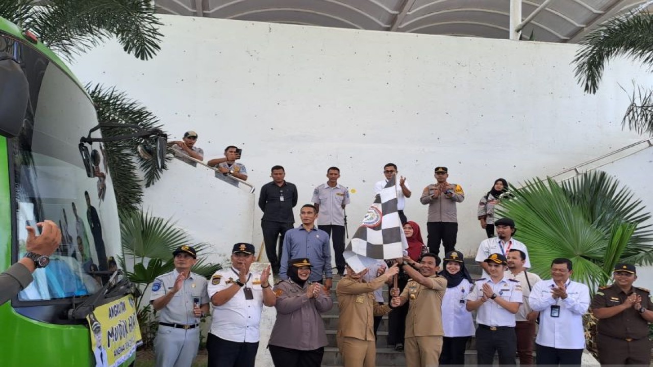 Penjabat Gubernur Kepulauan Bangka Belitung  Suganda Pandapotan Pasaribu saat melepas peserta mudik gratis Pemkab Bangka Tengah, Senin (Aprionis)