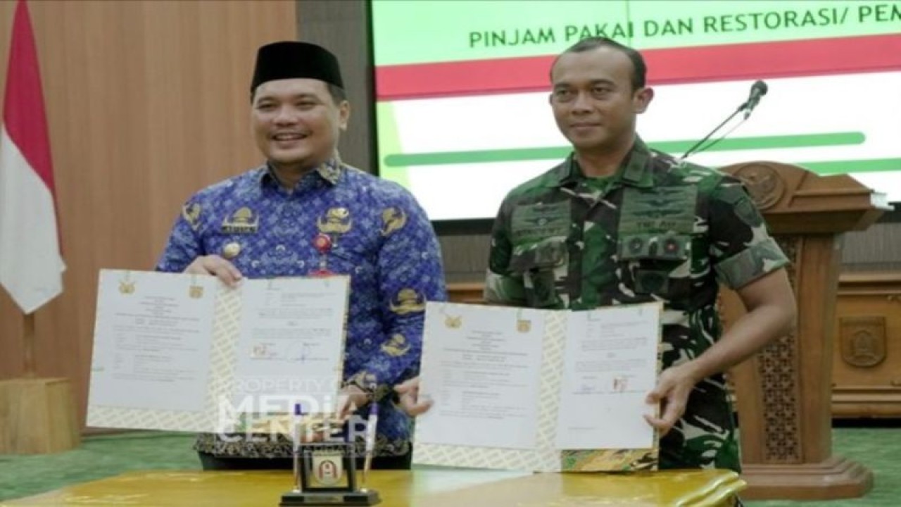 Wali Kota Banjarbaru Muhammad Aditya Mufti Ariffin bersama Komandan Lanud Sjamsudin Noor Banjarmasin Kolonel Penerbang Vincentius Endy Hadi Putra memperlihatkan naskah MoU yang disepakati bersama di aula Gawi Sabarataan Banjarbaru, Senin (3/4/2023). ANTARA/HO-Kominfo Kota Banjarbaru
