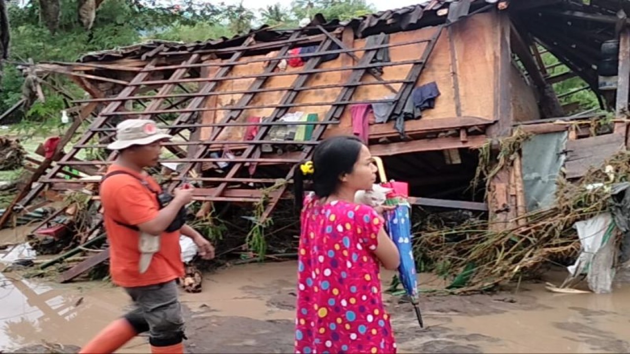 Dua warga melihat puing-puing rumah yang rusak akibat banjir bandang melanda tiga kecamatan di Kabupaten Sumbawa, Nusa Tenggara Barat, Selasa (4/4/2023). ANTARA/HO-BPBD Sumbawa