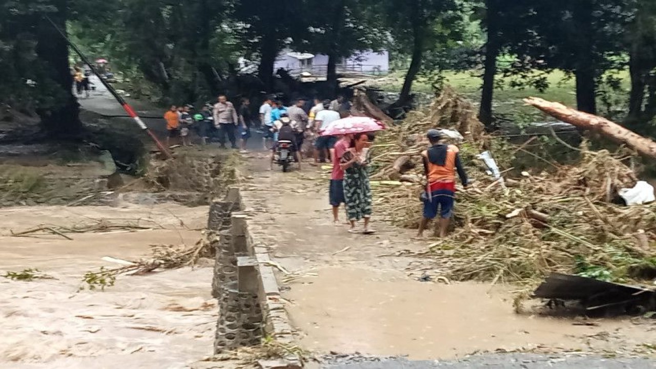 Kondisi lingkungan permukiman yang terdampak banjir bandang di bagian wilayah Kabupaten Sumbawa, Provinsi Nusa Tenggara Barat, Selasa (4/4/2023). (ANTARA/HO-BNPB)