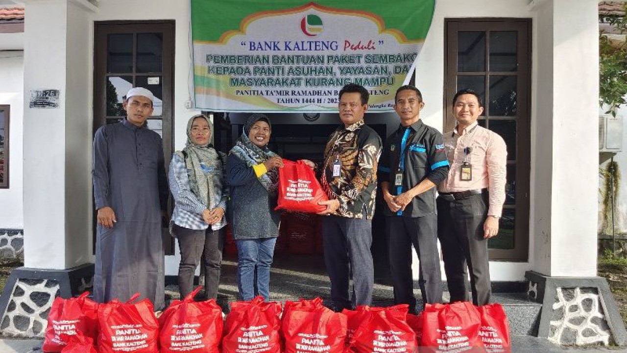 Direktur Keuangan Operasional dan TI Bank Kalteng, Ahmad Selanorwanda secara simbolis menyerahkan bingkisan paket sembako Ramadhan di Palangka Raya, (13/4/2023). (ANTARA/Muhammad Arif Hidayat)