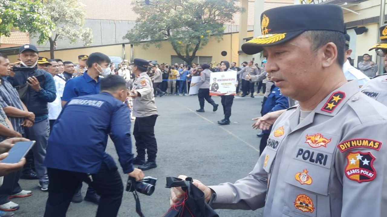 Kadivhumas Polri Irjen Pol. Shandi Nugroho menyalurkan bantuan sosial dari kapolri kepada masyarakat di Jakarta Utara, Rabu (5/4/2023). (ANTARA/Laily Rahmawaty)