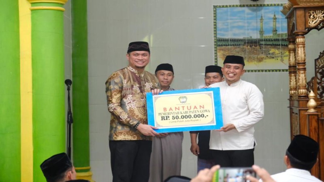Bupati Gowa Adnan Purichta Ichsan saat memberikan bantuan kepada salah satu masjid di Gowa pada Program Tarwih Keliling. ANTARA Foto/HO-Humas Pemkab Gowa