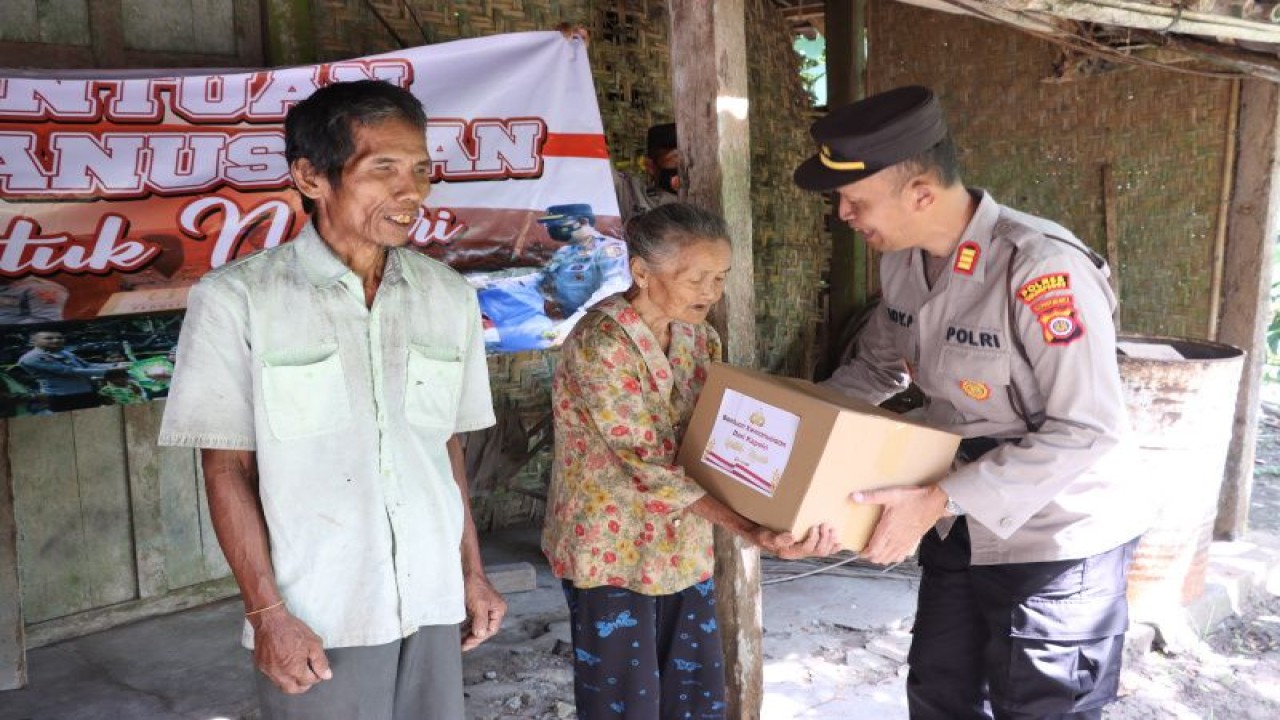 Anggota Binmas Polres Kulon Progo menyalurkan bantuan kemanusiaan Kapolri pada Rabu (5/4). (ANTARA/HO-Humas Polres Kulon Progo)
