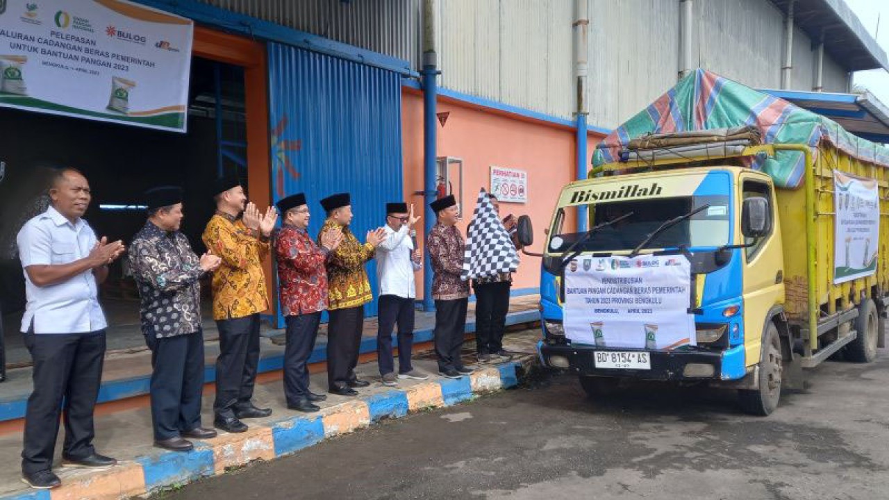 Pendistribusian bantuan beras kepada keluarga penerima manfaat di Bengkulu. ANTARA/Anggi Mayasari