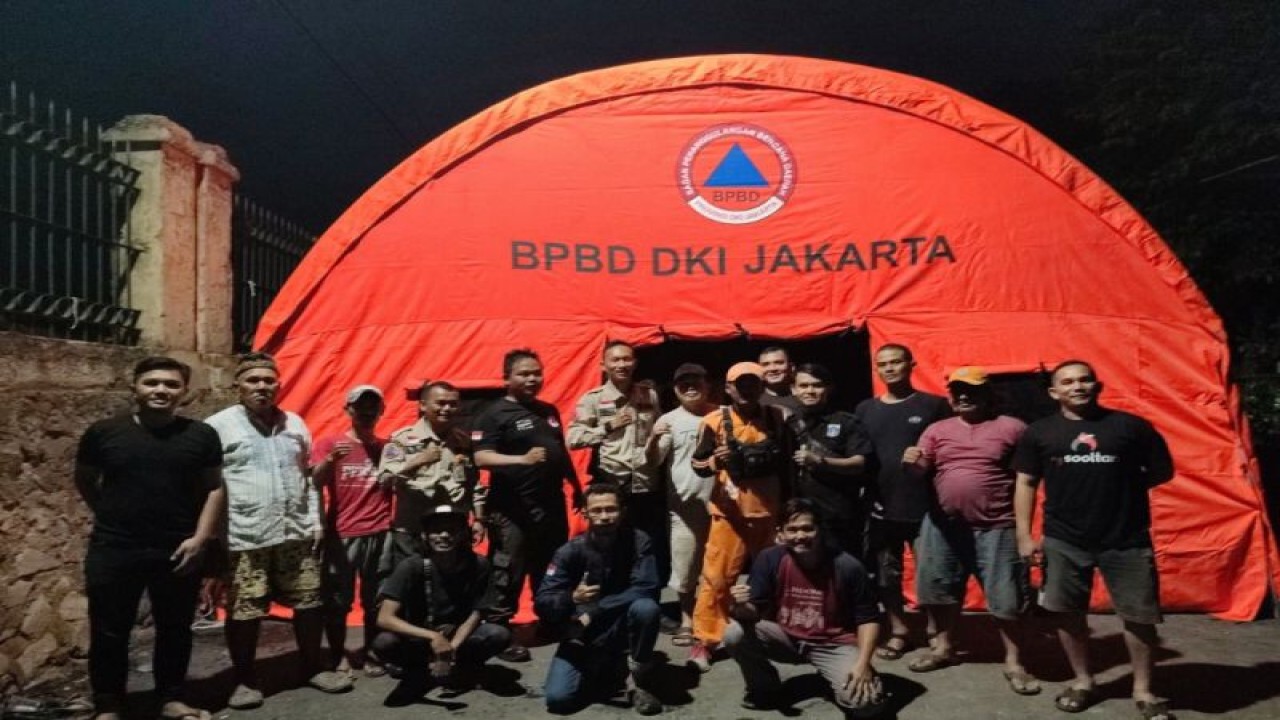 BPBD DKI Jakarta melakukan pendistribusian bantuan logistik dan pendirian tenda untuk penyintas kebakaran di Kel. Kedoya Utara, Kec. Kebon Jeruk, Jakarta Barat. (ANTARA/HO-BPBD DKI Jakarta)