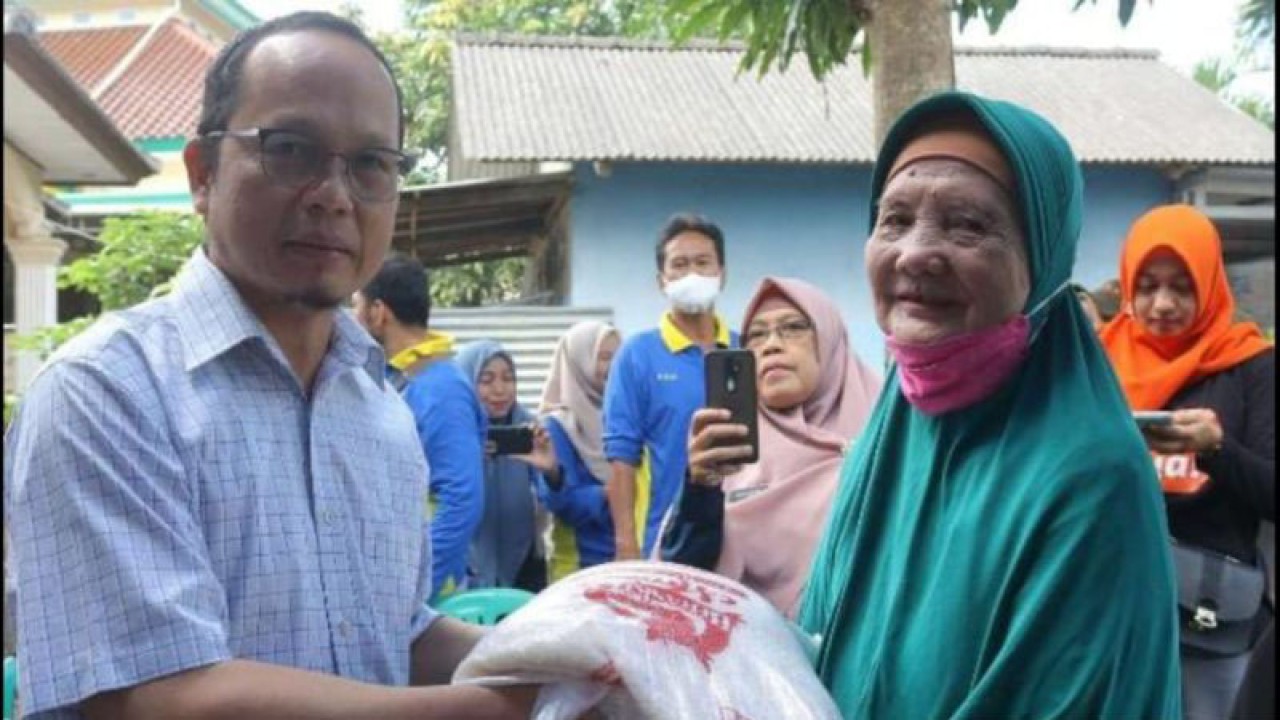 Bupati Bangka Tengah Algafry Rahman saat menyalurkan bantuan beras kepada KPM, Sabtu (8/4) (ANTARA/Ahmadi)
