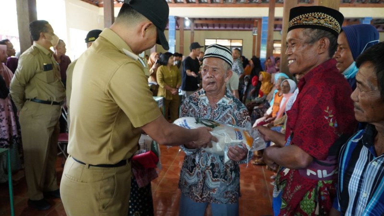 Bupati Gunungkidul Sunaryanta secara simbolis menyerahkan bantuan beras cadangan pangan pemerintah kepada perwakilan keluarga penerima manfaat pada Senin (10/4/2023). (ANTARA/HO-Humas Pemkab Gunungkidul)