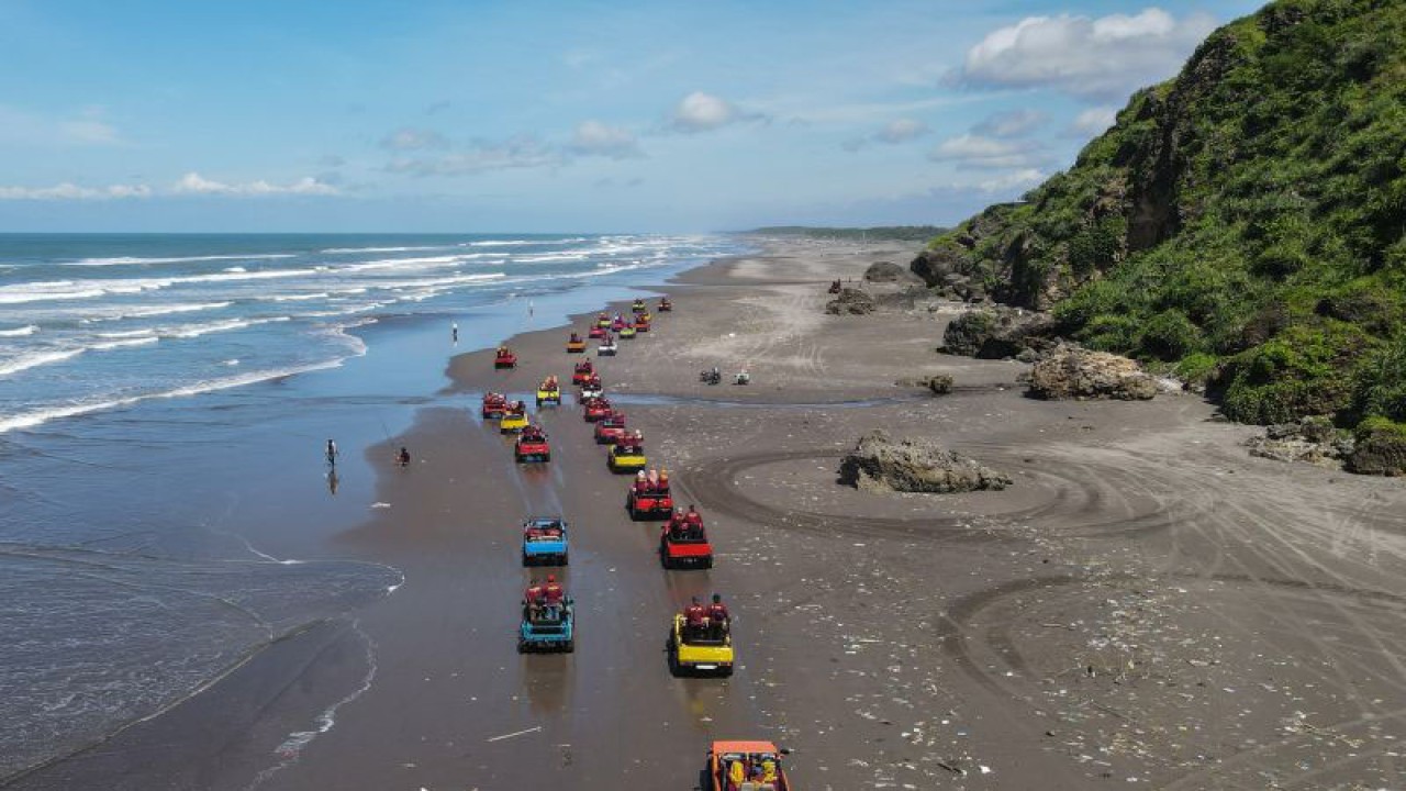 Pengunjung menaiki jip wisata di Pantai Parangtritis, Bantul, DI Yogyakarta, Sabtu (4/3/2023). ANTARA FOTO/Hendra Nurdiyansyah/foc.