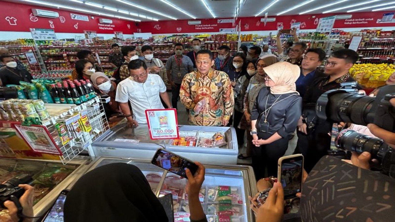 Suasana saat Kepala Badan Pangan Nasional Arief Prasetyo Adi dan Direktur Utama Perum Bulog Budi Waseso saat meninjau penjualan daging beku di Alfamidi Super Jalan Bangka Raya Jakarta, Jumat (14/4/2024). ANTARA/Kuntum Riswan.