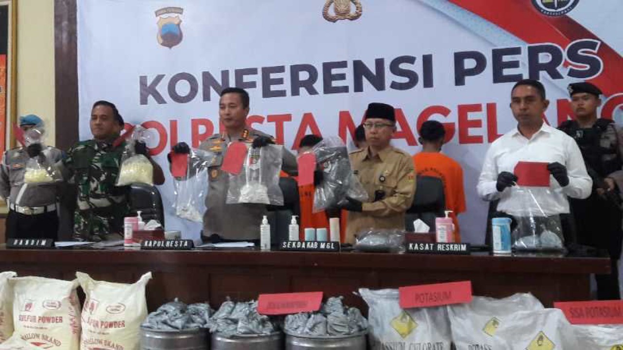 Forkompimda Kabupaten Magelang menunjukkan barang bukti bubuk mercon dalam konferensi pers di Polresta Magelang, Senin (10/4/2023). ANTARA/Heru Suyitno