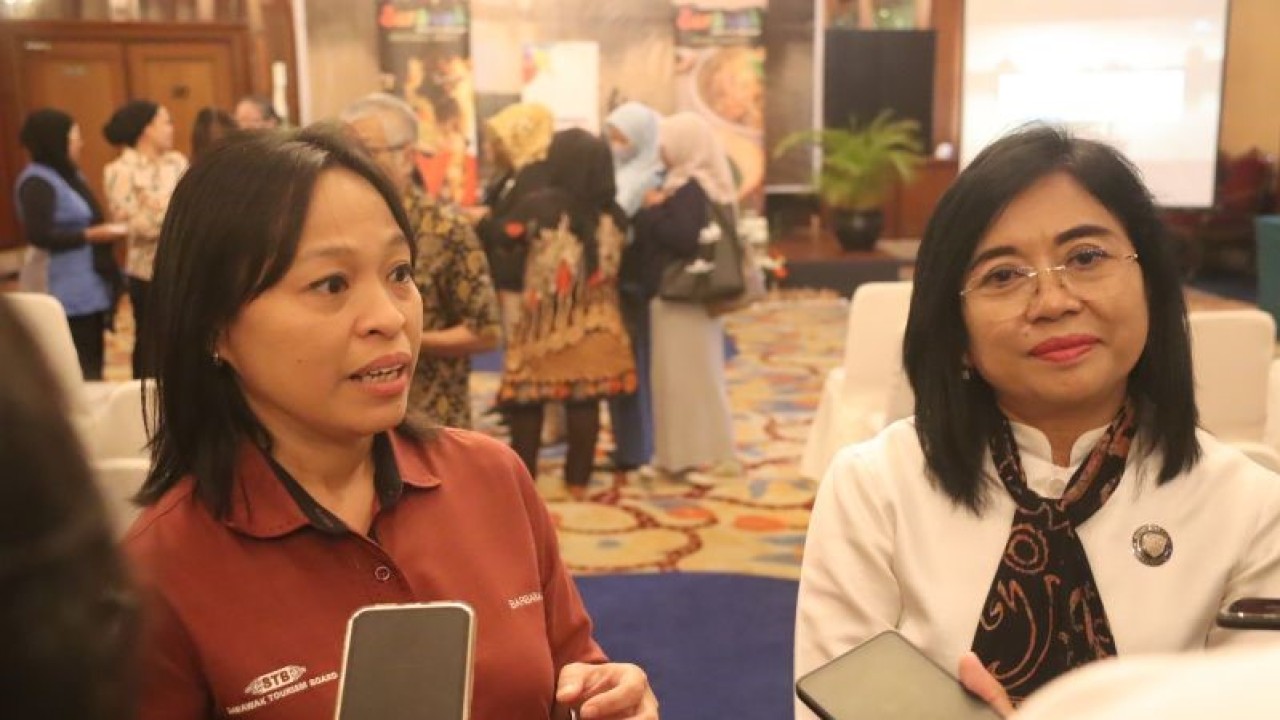 Barbara Atan (kiri) dan dr Tjokorda Ida Ratih Kusuma (ANTARA/novi abdi)