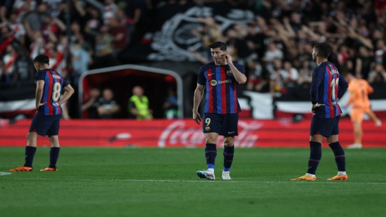 Reaksi beberapa pemain Barcelona ketika pertandingan menghadapi Rayo Vallecano pada pekan ke-31 Liga Spanyol di Stadion de Vallecas, Madrid, Rabu (26/04/2023). Pada pertandingan tersebut Barcelona takluk dengan skor 1-2. (ANTARA/AFP/Pierre-Philippe Marcou).