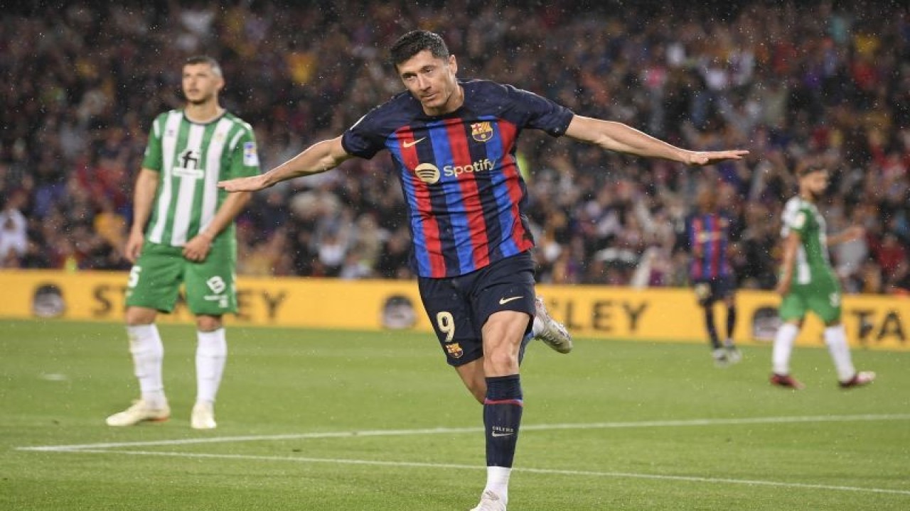 Selebrasi Robert Lewandowski setelah mencetak gol kedua Barcelona dalam pertandingan Liga Spanyol lawan Real Betis di Camp Nou pada 30 April 2023. ANTARA/AFP/JOSEP LAGO