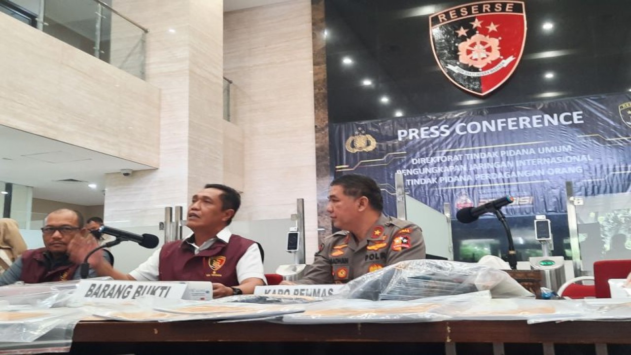 Arsip foto - Direktur Tindak Pidana Umum (Dirtipidum) Bareskrim Polri Brigjen Pol. Djuhandhani Rahardjo Puro (kiri) didampingi Kepala Biro Penerangan Masyarakat (Karopenmas) Divisi Humas Polri Brigjen Pol. Ahmad Ramadhan memberikan keterangan kepada wartawan di Gedung Bareskrim, Mabes Polri, Jakarta, Selasa (4/4/2023). ANTARA/Laily Rahmawaty