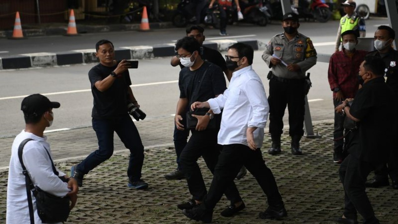 Wiraswasta, Mahendra Dito (tengah) meninggalkan Gedung Merah Putih KPK seusai diperiksa di Jakarta, Senin (6/2/2023). Penyidik KPK memeriksa Mahendra Dito sebagai saksi terkait kasus dugaan tindak pidana korupsi dan tindak pidana pencucian uang dengan tersangka mantan Sekretaris Mahkamah Agung (MA) Nurhadi. ANTARA FOTO/Sigid Kurniawan/foc (ANTARA FOTO/SIGID KURNIAWAN)
