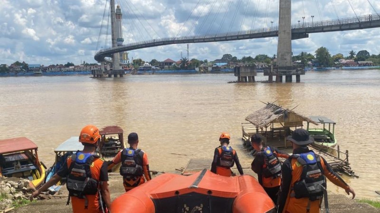 Tim SAR saat mencari seorang pemancing yang tenggelam di Sungai Batanghari di bawah Jembatan Gentala Arasy, Kota Jambi, Jumat (27/4/23). (ANTARA/Nanang Mairiadi)