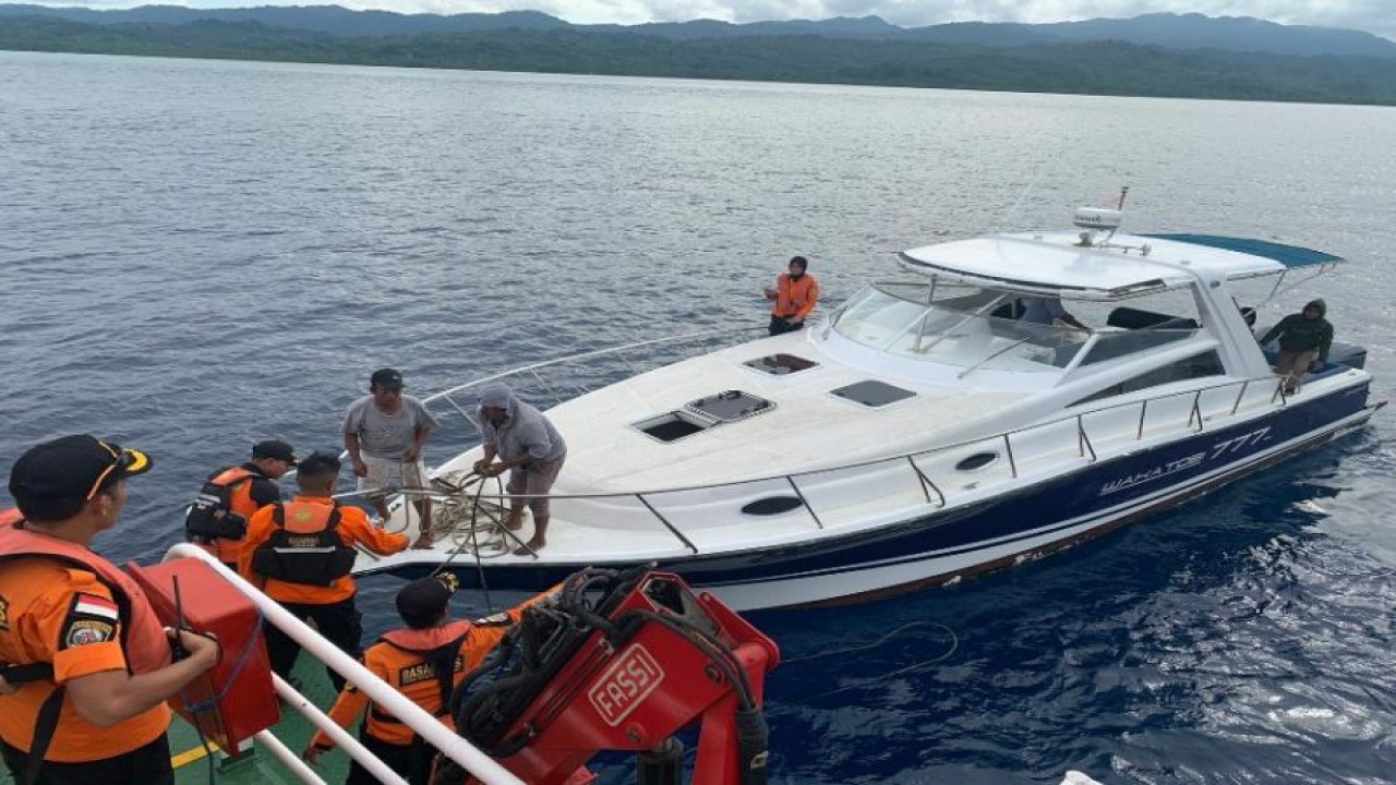Basarnas evakuasi 11 penumpang kapal cepat yang mati mesin akibat tangki mengalami kebocoran tangki BBM di Buton Utara, Sulawesi Tenggara, Kamis (6/4/2023) (ANTARA/HO-Humas Basarnas Kendari)