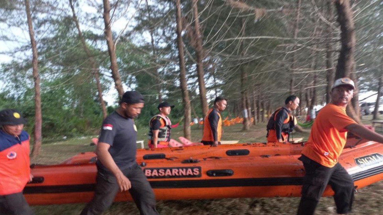 Personel Basarnas Pasaman Barat saat mengangkat boat untuk disiagakan selama libur Lebaran 2023.