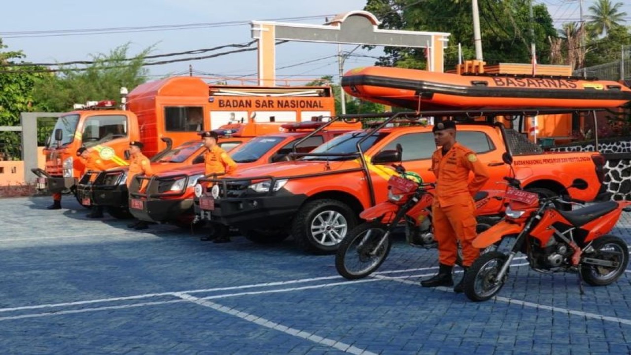 Tim SAR menggelar pasukan di halaman Kantor Basarnas Ternate dalam rangka Siaga SAR Khusus angkutan lebaran Idul Fitri 1444 Hijriah tahun 2023, Jumat (14/4/2023). ANTARA/Abdul Fatah (Abdul Fatah)