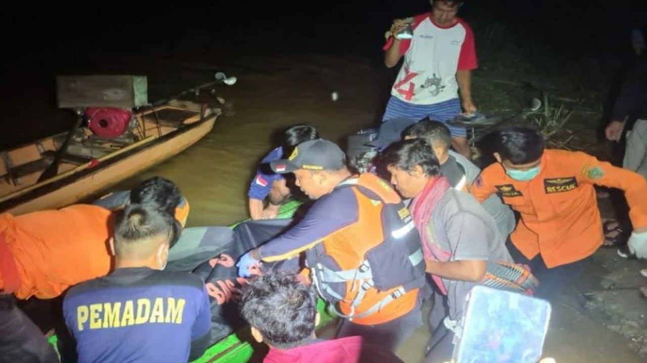 Tim SAR gabungan saat melakukan evakuasi jenazah korban tenggelam di Sungai Ameroro, Kabupaten Konawe, Sulawesi Tenggara, Senin (3/4/2023) dini hari. (ANTARA/HO-Humas Basarnas Kendari)