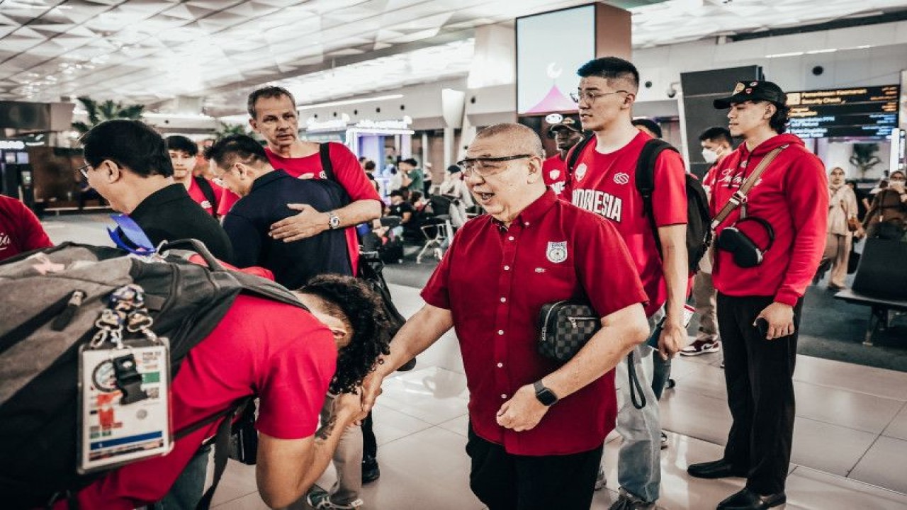 Sejumlah pemain Timnas Basket Putra berpamitan dengan Ketua Umum PP Perbasi Danny Kosasih sebelum bertolak ke Australia dalam mempersiapkan SEA Games Kamboja. ANTARA/HO-Perbasi