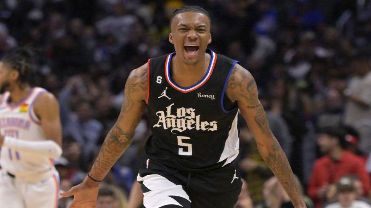 Pebola basket LA Clippers Bones Hyland (5) berteriak usai mencetak tiga angka saat melawan Oklahoma City Thunder dalam laga NBA di Crypto.com Arena, Los Angeles, California, AS, Kamis (23/3/2023). Clippers menang 127-105. ANTARA FOTO/REUTERS/ Jayne Kamin-Oncea-USA TODAY Sports/foc.